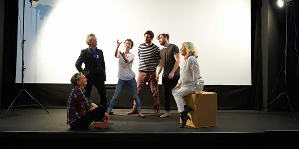 En grupp aktörer på teaterscen
