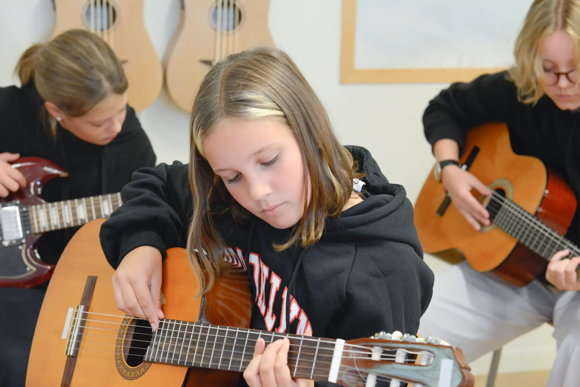 Elever spelar gitarr
