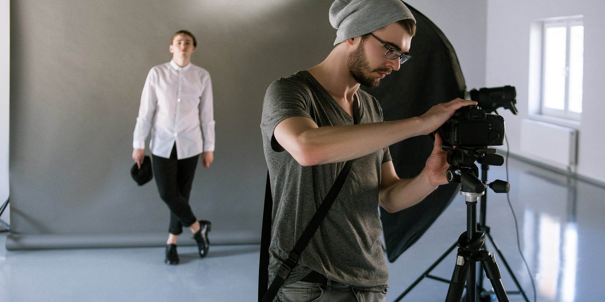 Fotostuderande i studio med modell