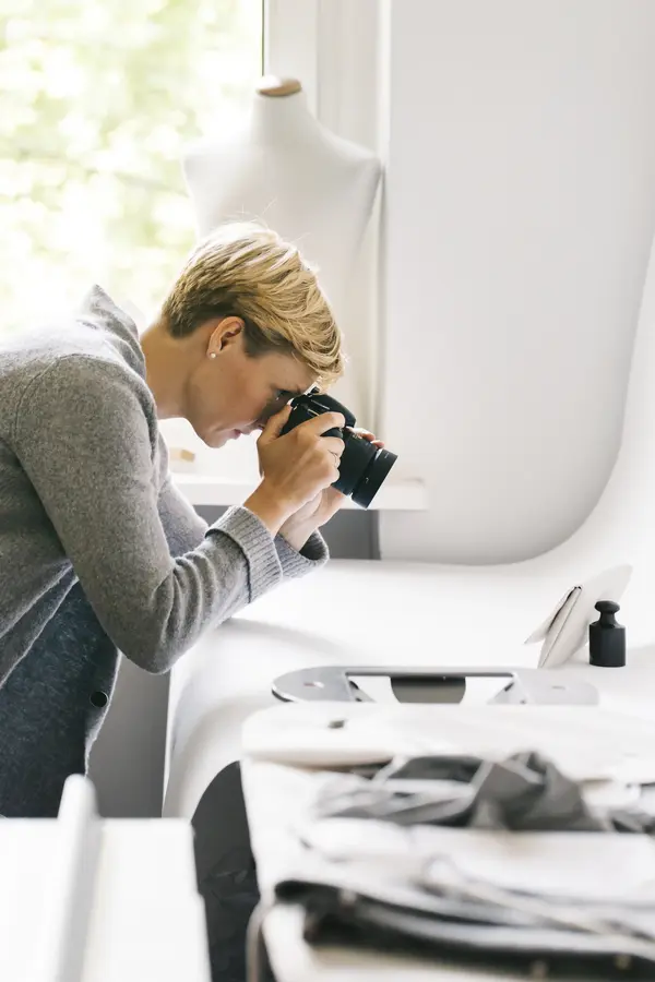 Kvinna fotograferar
