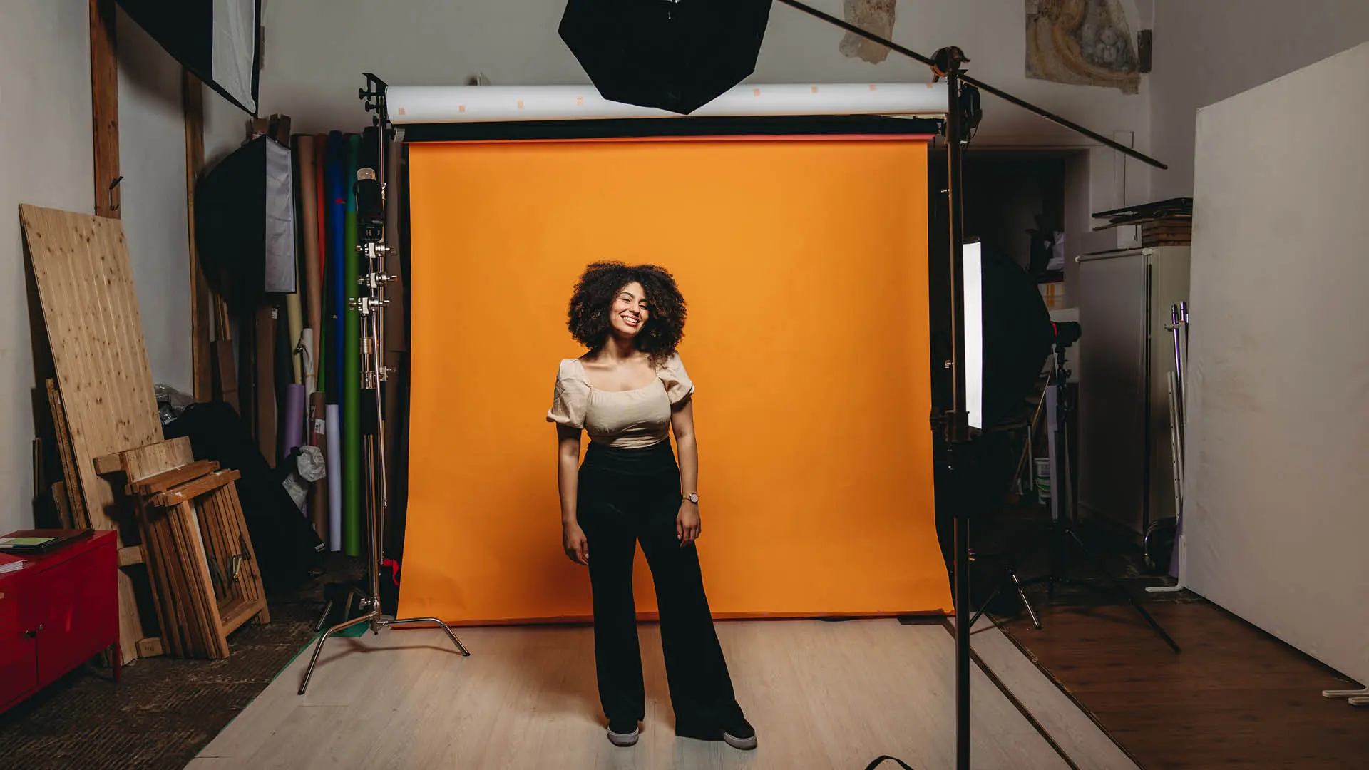 Kvinna framför orange skärm