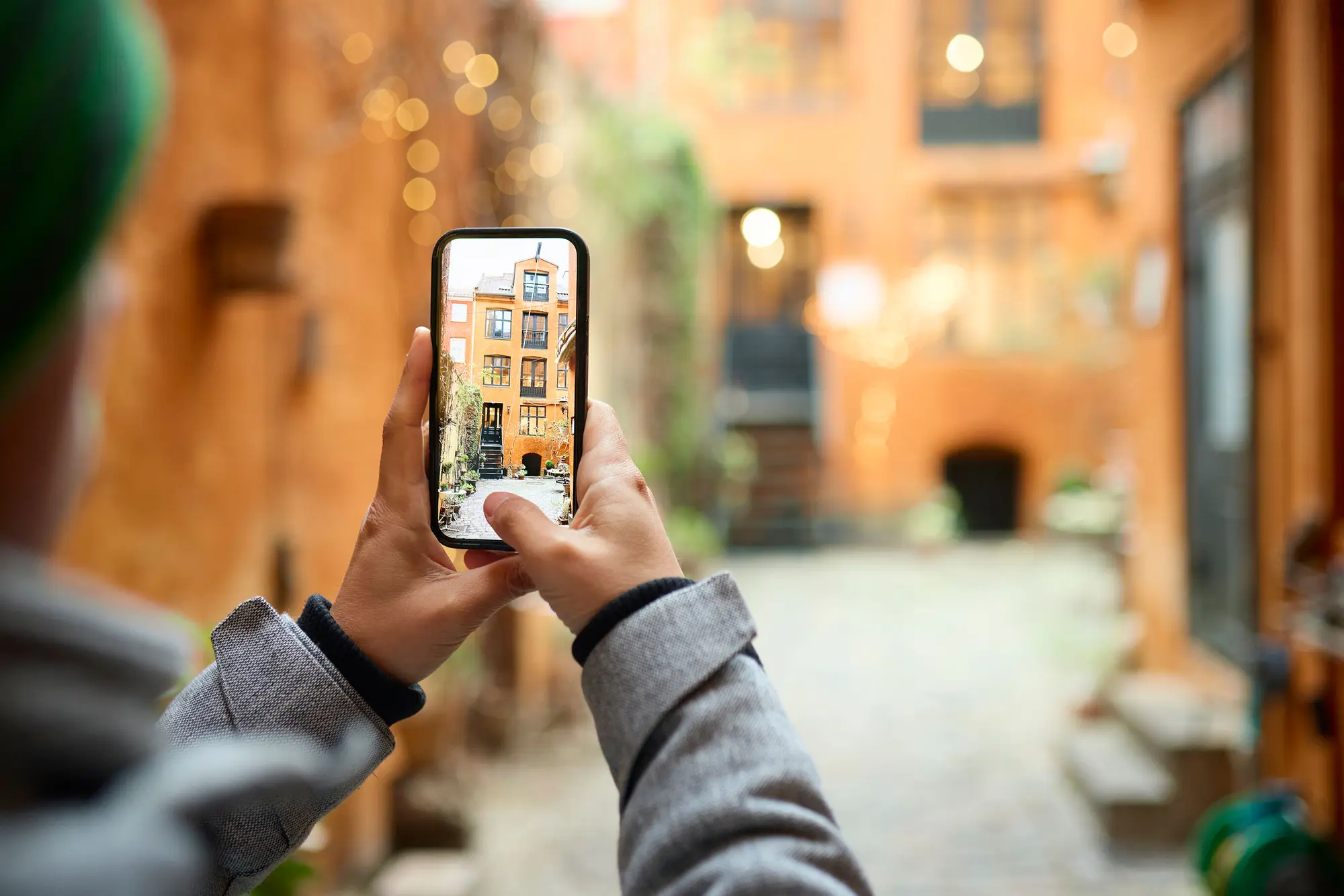 Person fotograferar stadsbild