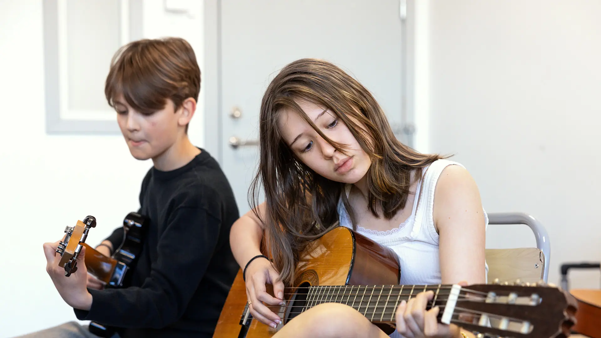 Elev som spelar gitarr