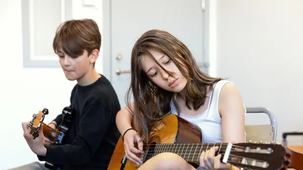 Elev som spelar gitarr