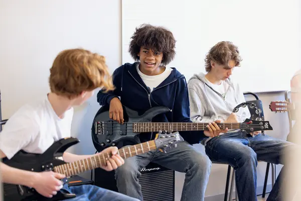 Elever spelar gitarr