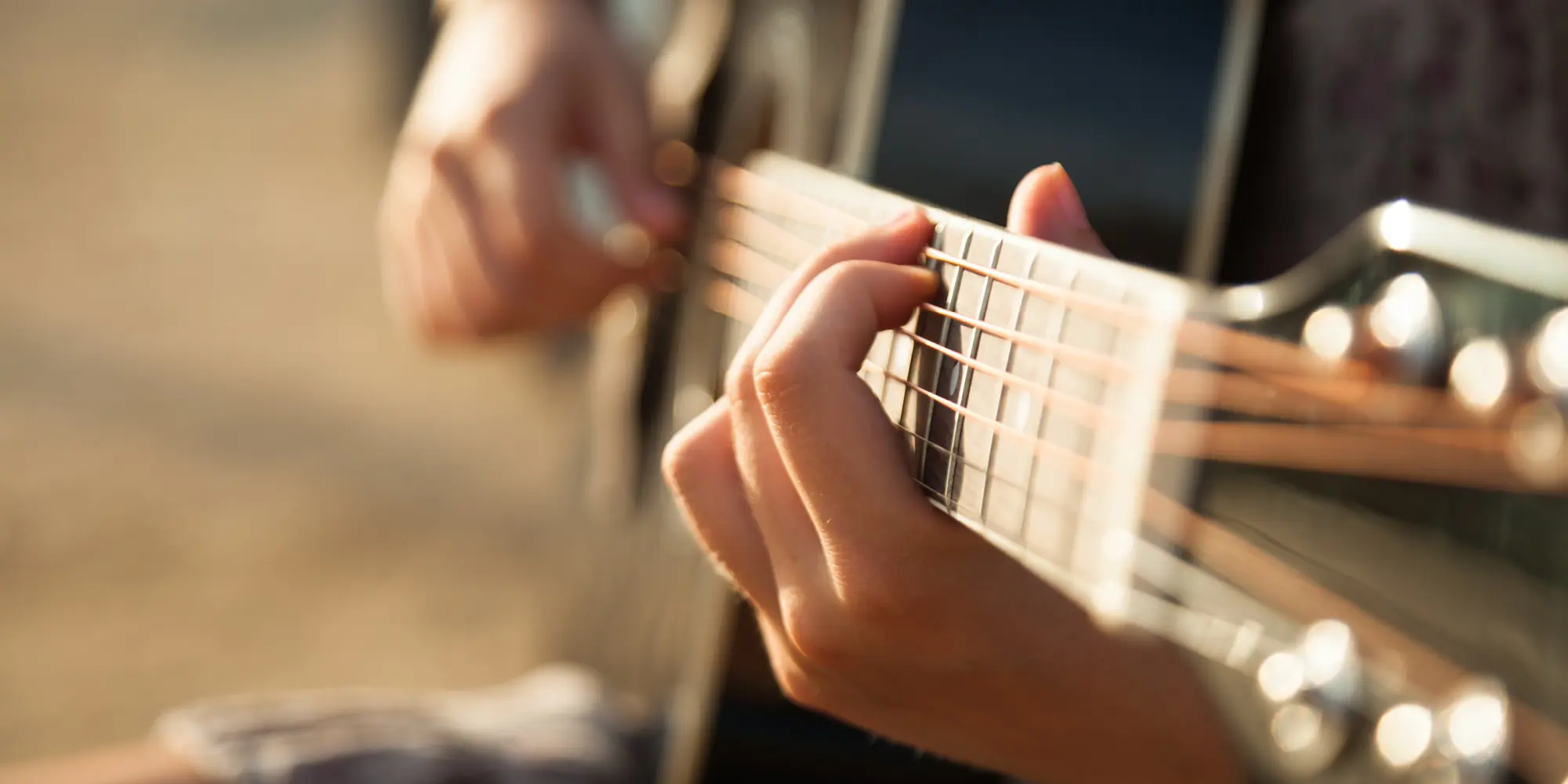 Spelar gitarr