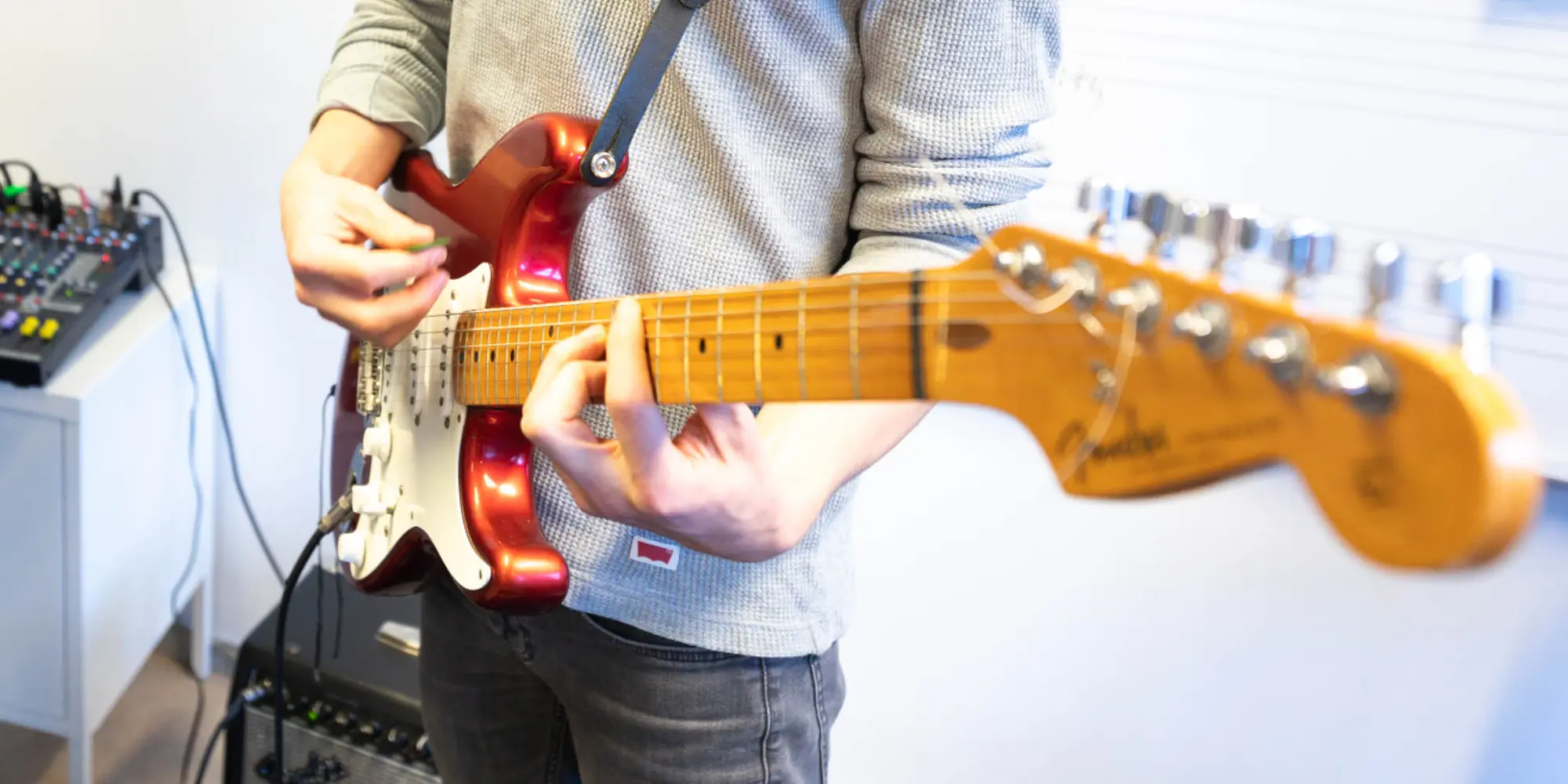 Elev spelar elgitarr