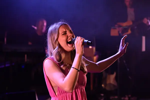 Sångerska på scen