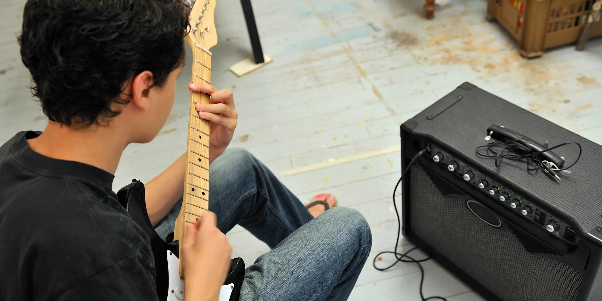 Kille spelar elgitarr