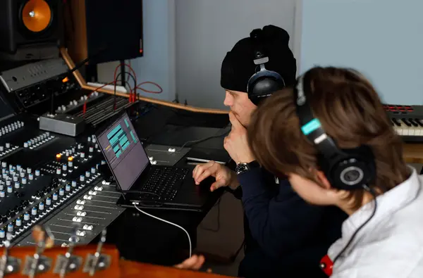 Personer i musikstudio